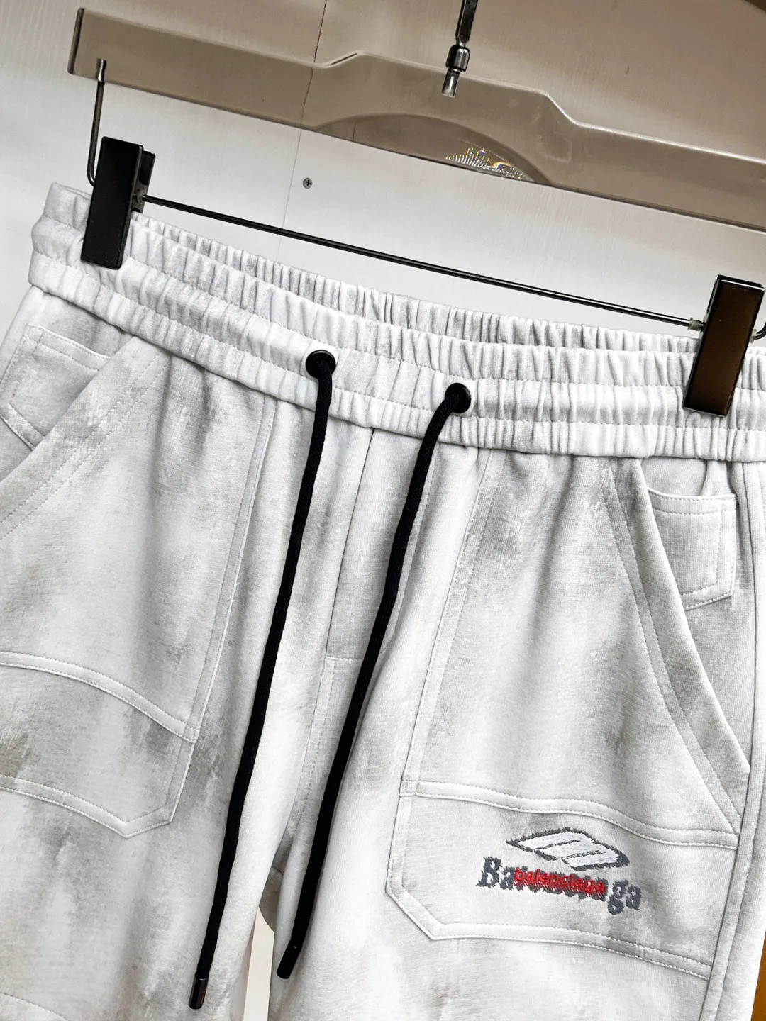 Balenciaga's three-standard complete 2026 summer New Arrival men's casual shorts, advanced custom-made Breathable fabric, Breathable fabric, extremely stretchy and comfortable, impeccable details, top-grade accessories, original logo design concept, delicate and soft feel! The upper body fit is awesome! Size: M-XXXL Please state your height and weight when ordering